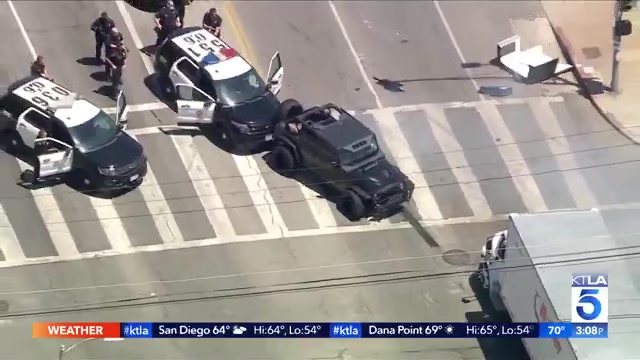 Driver in custody after standoff with Jeep pinned between police SUV, rental truck in Hollywood